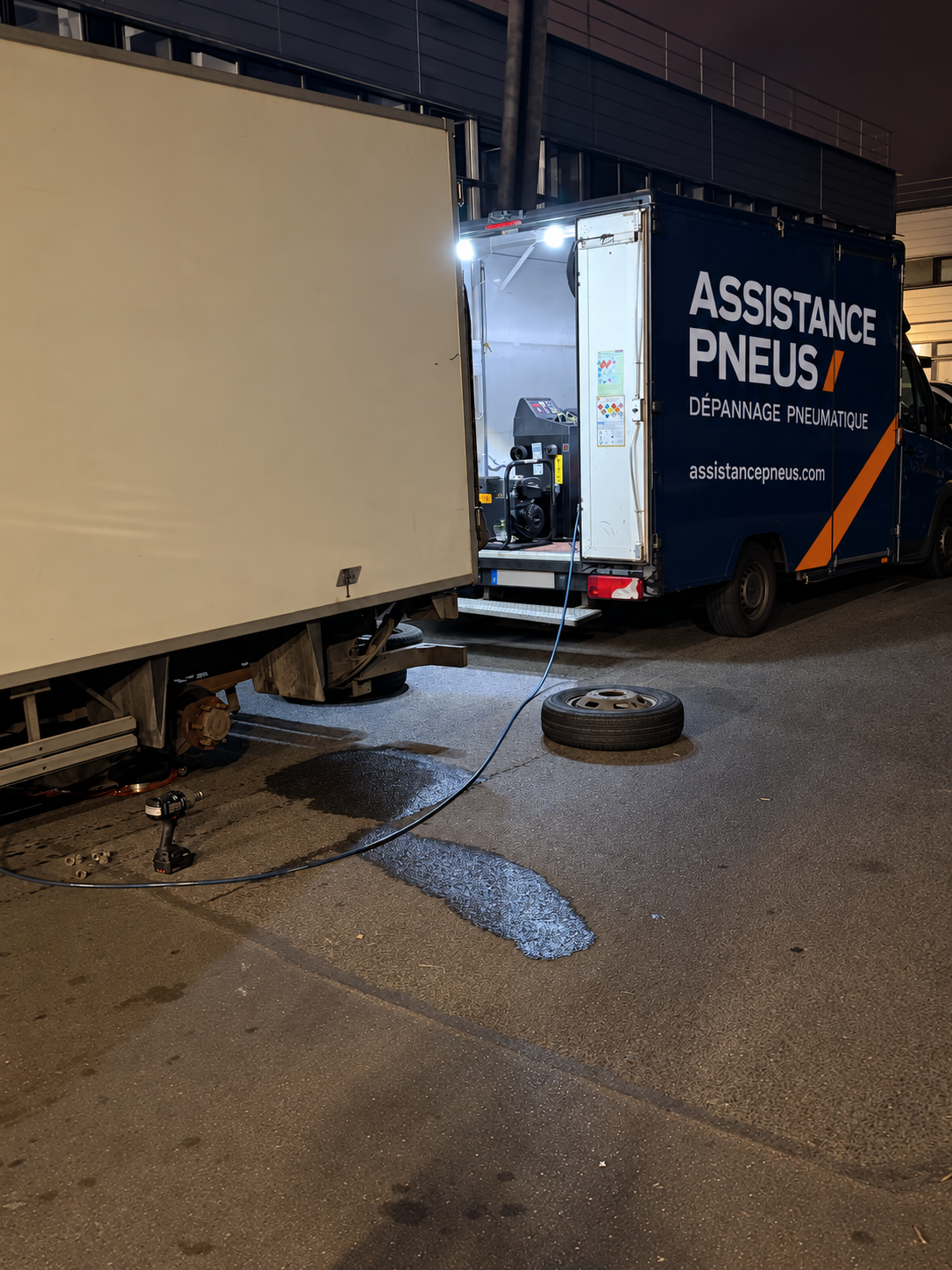 Équipement du camion atelier lors d’une intervention de nuit